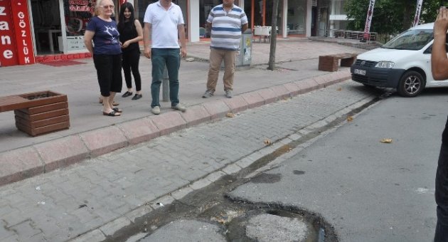 Rögardan Sızan Kanalizasyon Suları Rahatsız Ediyor