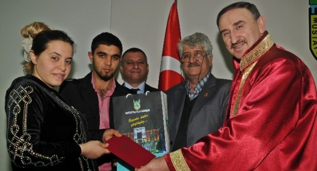 Roman Çiftler Nikah Masasına Oturdu