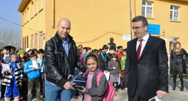 Roman Dernek Başkanı Öğrencilere Tablet Hediye Etti