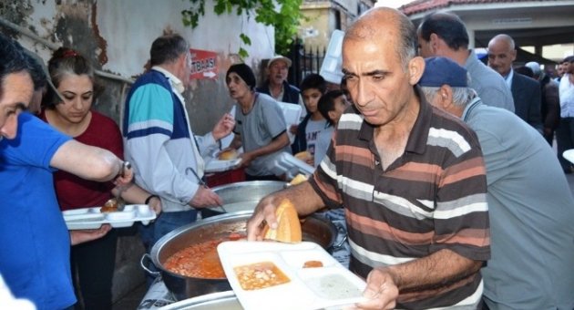 Saatli Cami İftarları İlgi Görüyor