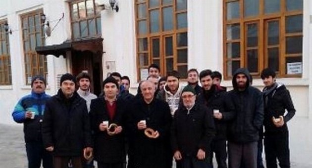 Sabah Namazı Buluşmalarında Süt Ve Simit İkramı
