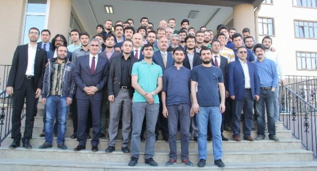 Sabah Namazını Camide Kılan Bakan, Daha Sonra 2 Hastane Ziyaret Etti