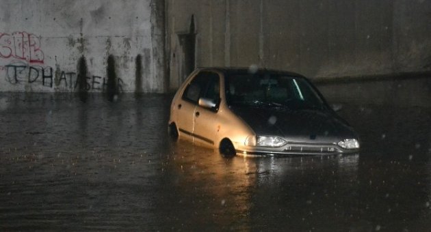 Sağanak Yağış Keşan’da Yolları Göle Çevirdi