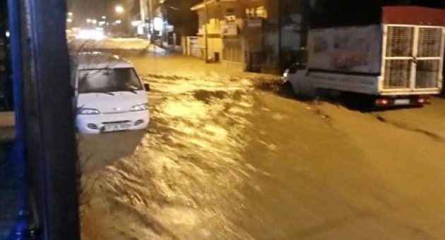 Sağanak Yağış Nedeniyle Gökçeada’da Dere Taştı