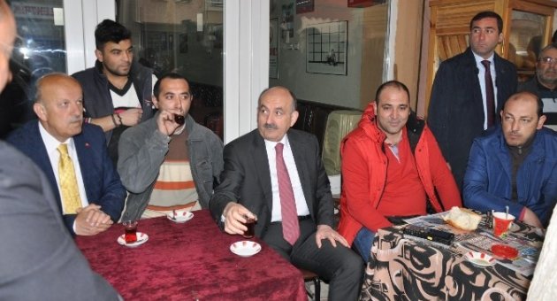 Sağlık Bakanı Bisiklete Bindi, Vatandaşla Kahvaltı Yaptı