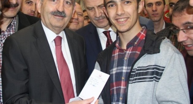 Sağlık Bakanı Kendisiyle Fotoğraf Çekilmek İsteyen Gence Sigarayı Barıktırdı