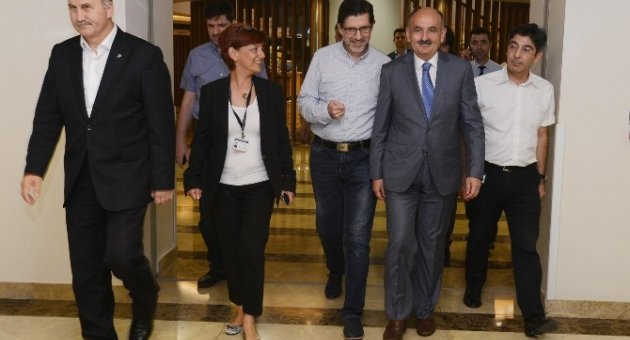 Sağlık Bakanı Müezzinoğlu’ndan Başkan Burkay’a Geçmiş Olsun Ziyareti