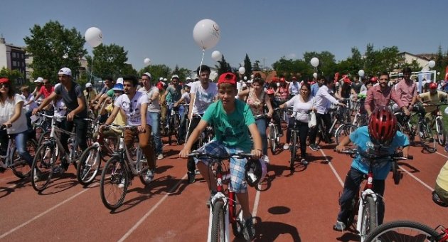 Sağlık Bakanlığı Edirne’de Gençlere Bisiklet Dağıttı