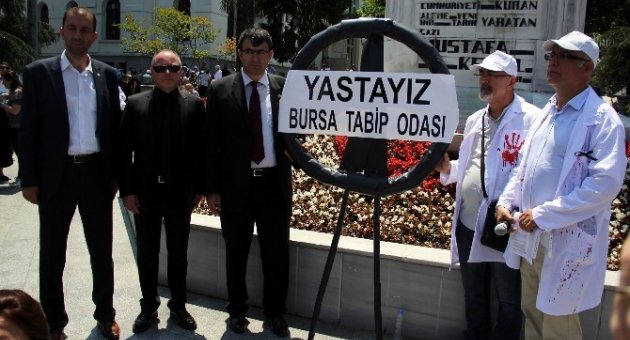 Sağlık Çalışanları Atatürk Anıtı’na Siyah Çelenk Bıraktı