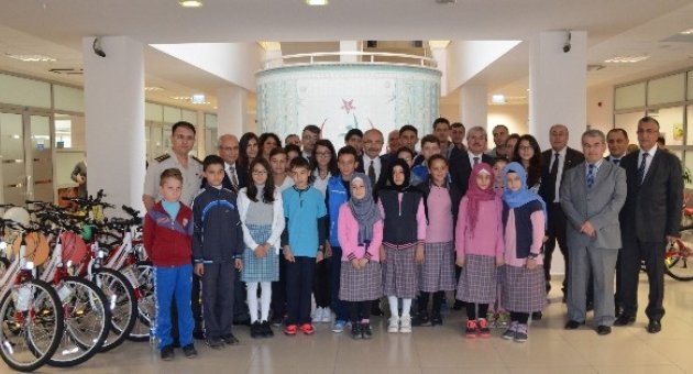 Sağlık İçin Çocuklara Bisiklet Dağıtıldı