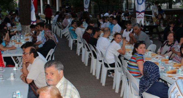 Sağlıkçılar İle Vatandaşlar İftar Sofrasında Buluştu