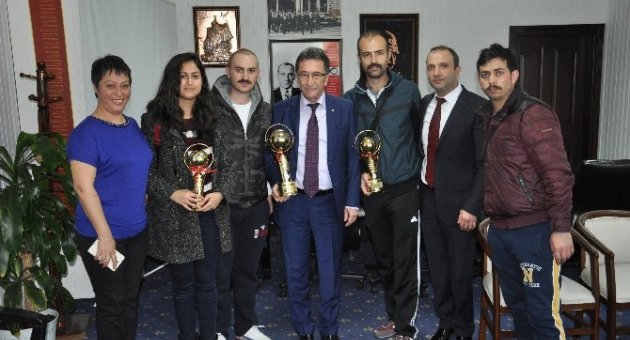 Şampiyon Folklorculardan Başkan Saka’ya Ziyaret