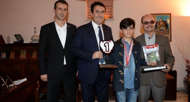 Şampiyon Motokrosçu Mutluluğunu Başkan Dündar İle Paylaştı