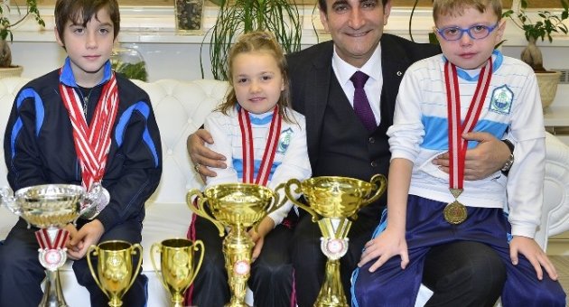 Şampiyon Tenisçiden Büyük Başarı