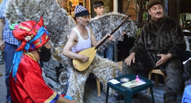 Sanatçılar Ayı Ve Kartal Kostümü Giyerek Barış İstedi