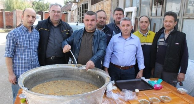 Sanatkarlar Aşure İkram Etti