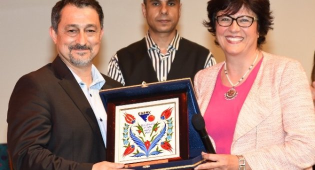 Sanayici Eşleri Öğrenciler İçin Sahnede