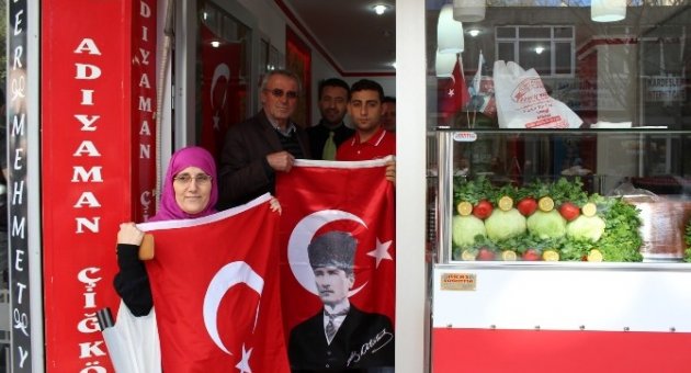 Saray Esnaf Ve Sanatkarlar Odasından Esnafa Bin Bayrak