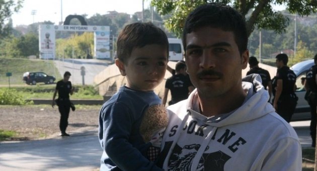 Saray İçi Er Meydanında Suriyelilerin Bekleyişi Sürüyor