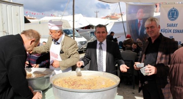 Saray Pazarcılar Derneği 3 Bin Kişiye Aşure Dağıttı