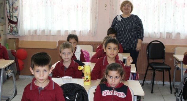 Saray’da Öğretmenler Aşure Dağıttı