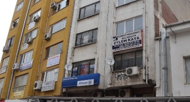 Şarkı Söyledikten Sonra 6. Kattan Atlayan Genci Emniyet Müdürü Havada Yakalayıp Kurtardı