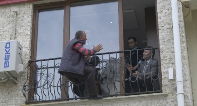 Savcılık Binasına Çıkan Çiftçinin İntihar Şovu