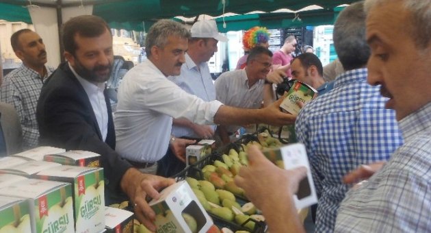 Şehir Merkezinde Tonlarca Armut Dağıttılar