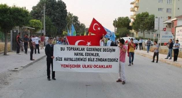Şehitler İçin Bayraklarla Yürüdüler
