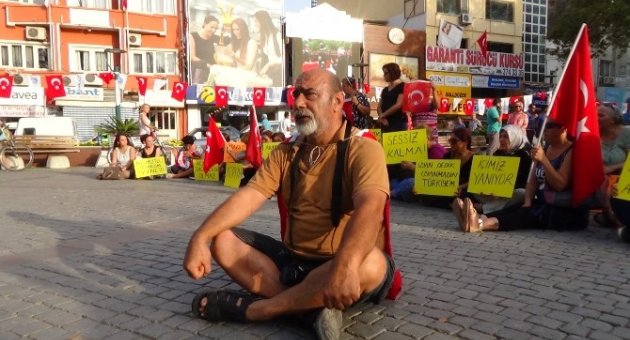 Şehitler İçin Gözü Yaşlı Protesto