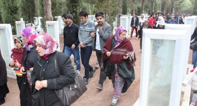 Şehitliklere Ziyaretçi Akını