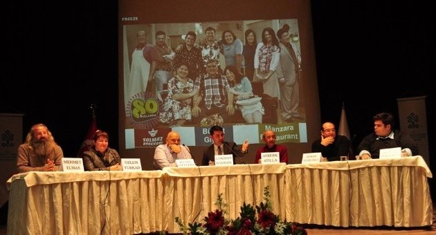 ’seksenler’ Dizisinin Oyuncuları Davetlileri Kahkahaya Boğdu