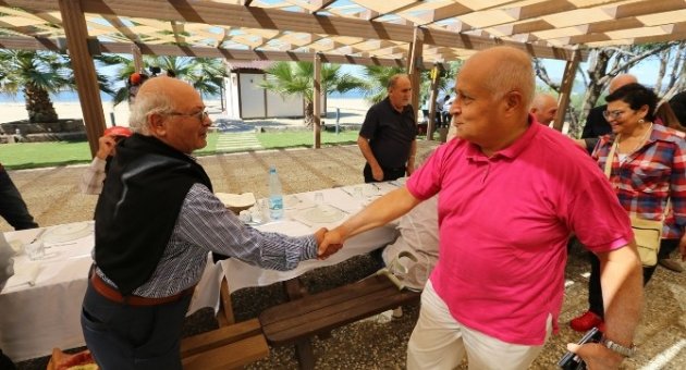 Selçuk Belediyesi’nden Yaşlılarla Pamucak’ta Mangal Keyfi