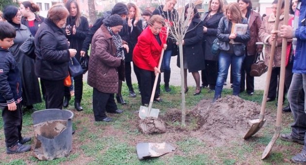 Selçuk’ta Şiddet Gören Kadınlar Anısına Fidan Dikildi