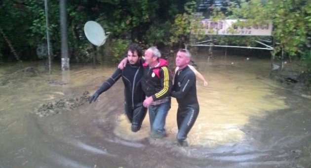 Selde Mahsur Kalan Öğrenci Ve Esnafları Dalgıçlar Kurtardı