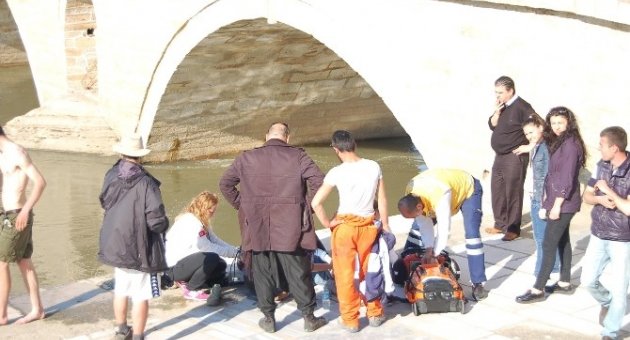 Selfie Yaparken Nehre Düşen Genç Kızı Belçikalı Turist Kurtardı