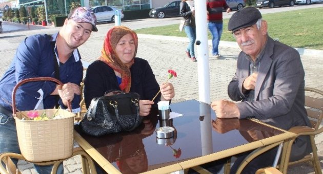 Sempatik Tavırlarıyla Yüzleri Güldürüyor
