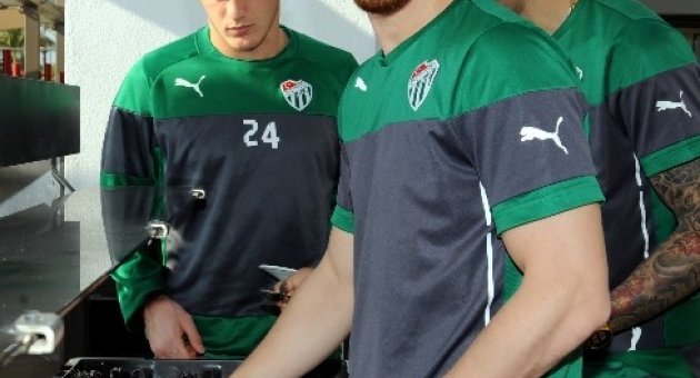 Serdar Aziz Bursaspor’da Kaldı