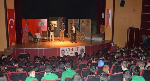 ’sessiz Çığlık Sahte Cennet’ Oyunu Sahnelendi
