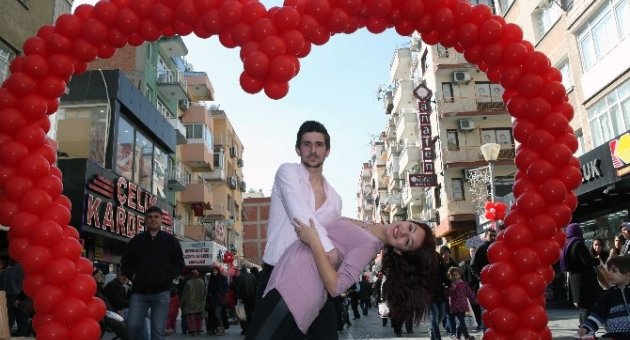 Sevgililer Bayraklı Sevgi Yolun’da Buluştu