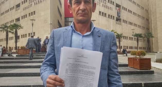 Sevgilisiyle Fotoğrafladığı Karısını Mahkum Ettiren Adam Tehdit Edildiğini İleri Sürdü