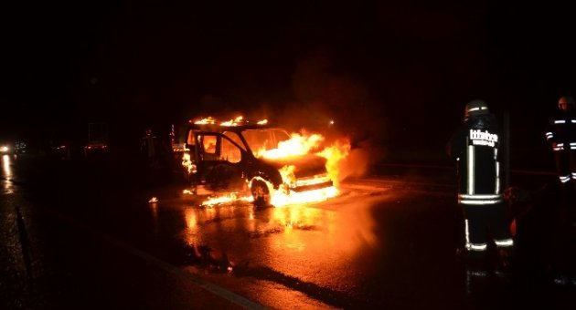 Seyir Halindeki Araç Alev Alev Yandı