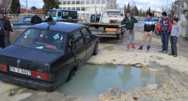 Seyir Halindeki Otomobil, Patlayan Suyun Açtığı Çukura Düştü