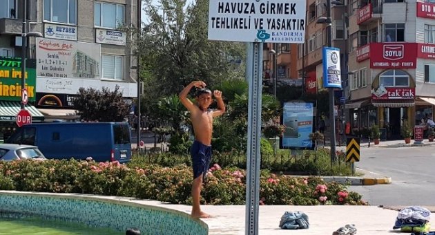 Sıcaktan Bunalan Çocuklar Yasak Dinlemiyor