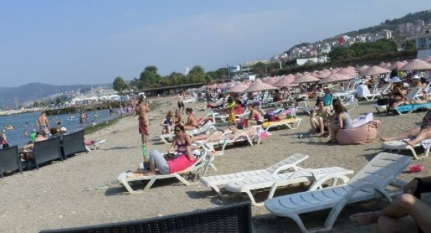 Sıcaktan Bunalan Mudanyalılar Denize Akın Etti