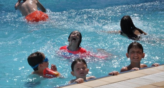 Sıcaktan Bunalanlar Havuza Koşuyor