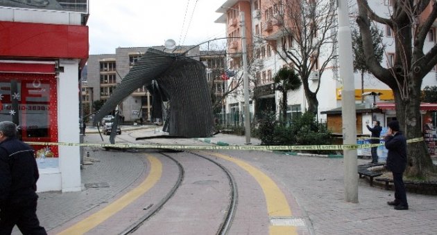 Şiddetli Lodos Çatı Uçurdu