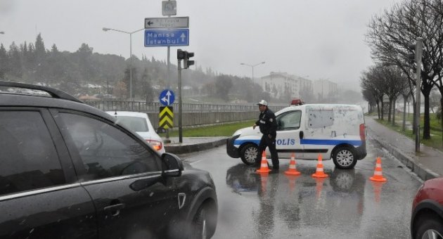 Şiddetli Tipi İzmir Manisa Karayolunu Kapattı