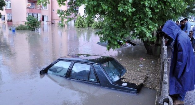 Şiddetli Yağış Tekirdağ’da Hayatı Durdurdu