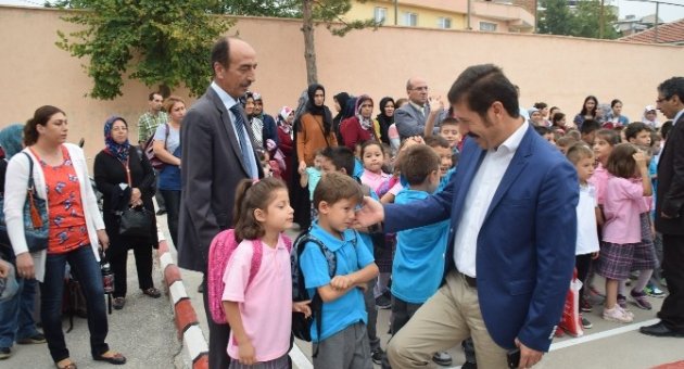 Sındırgı Belediyesi’nden Öğrencilere Kırtasiye Yardımı